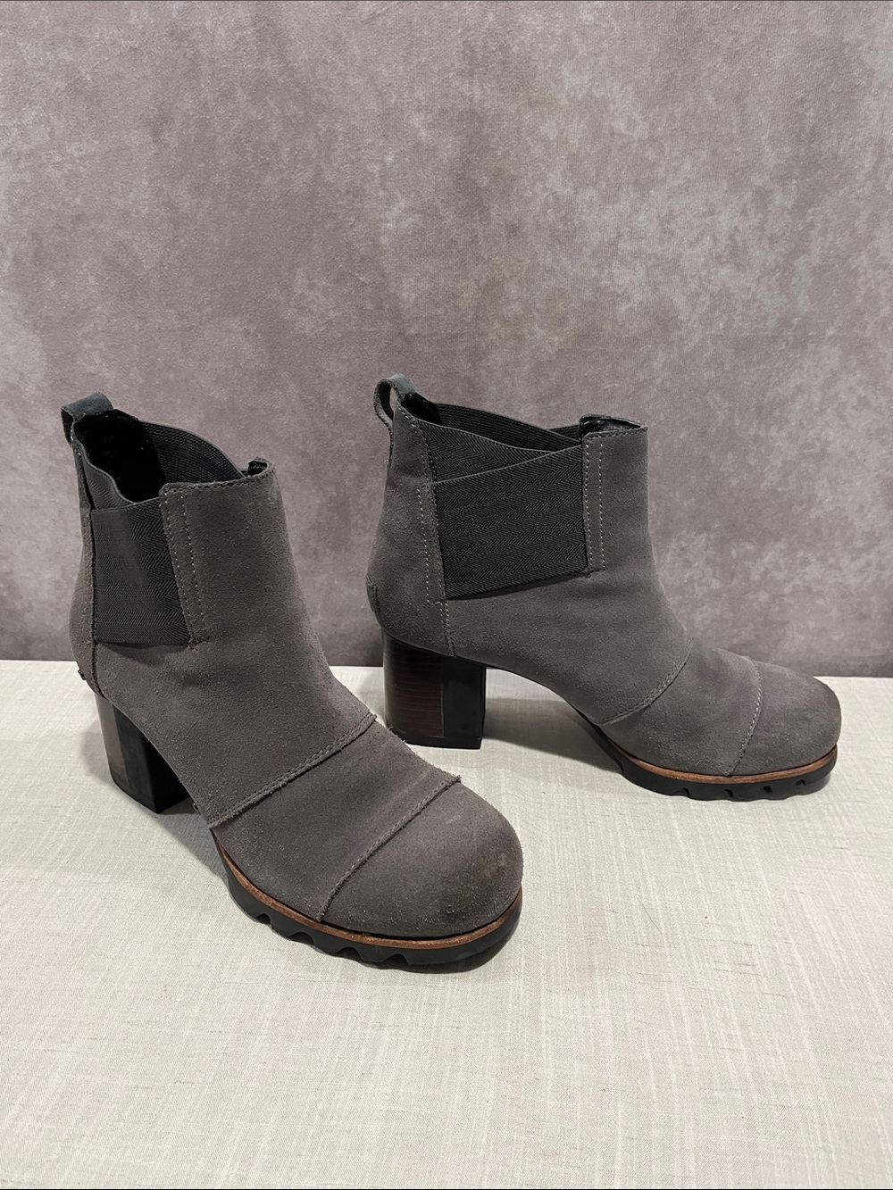 Sorel Gray Suede Block Heel Slip On Chelsea Ankle Boots size 8.5